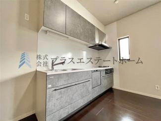 【キッチン】 | 兵庫区浜中町2丁目　事務所付き中古戸建 | 毎日の料理がちょっと楽しみになる明るく開放的なスタイリッシュキッチン♪
