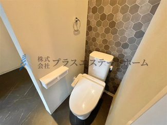 【トイレ】 | 兵庫区浜中町2丁目　事務所付き中古戸建 | 温水洗浄便座付きで、通年快適に利用できます♪