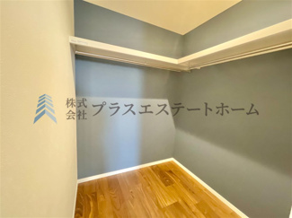 【収納】 | 兵庫区石井町4丁目1号地 | ウォークインクローゼット♪型崩れを避けたい服からシーズンオフの衣類までハンガーでたっぷり収納できます