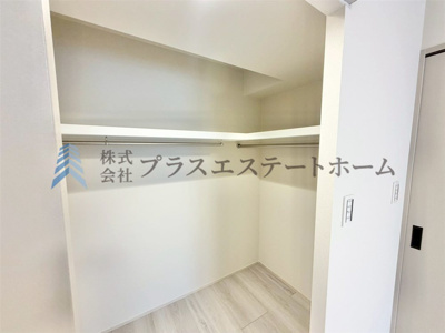 【収納】 | 中山手コーポ | ウォークインクローゼット♪型崩れを避けたい服からシーズンオフの衣類まで、ハンガーでたっぷり収納できます♪