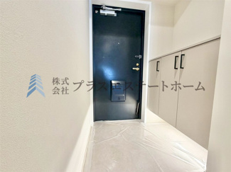 【玄関】 | 中山手コーポ | すっきりとした印象の玄関です♪暗くなりがちな玄関を足元のライトが優しく照らしてくれます♪