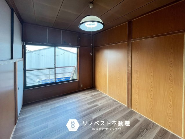 東大阪市横小路町5丁目の洋室|約6帖の3階洋室♪
バルコニーに面しており、収納もございます◎