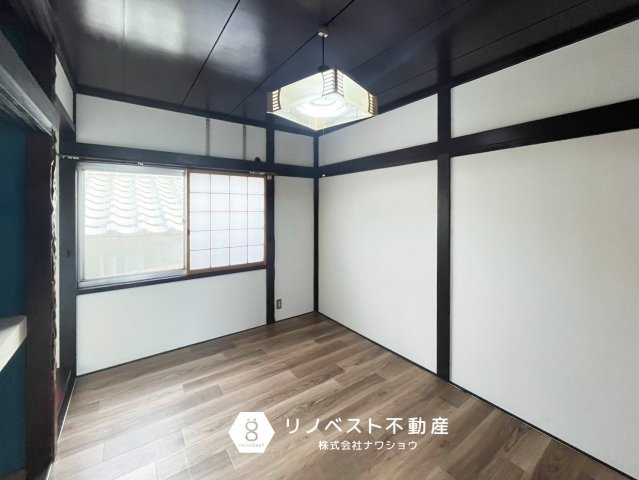東大阪市横小路町5丁目の洋室|約6帖の3階洋室♪
和風な内装がオシャレですね◎大容量の押入れもございます♪