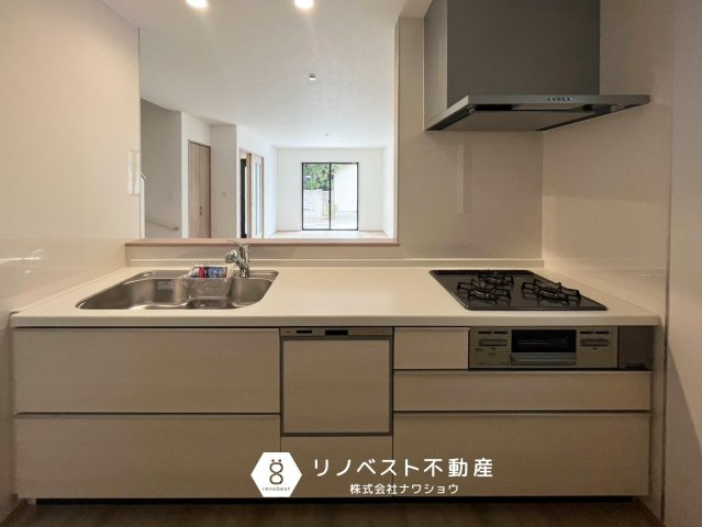 東大阪市西上小阪のキッチン|食洗機付きのカウンターキッチン♪
床下収納もあり、食材の収納場所に困りません◎