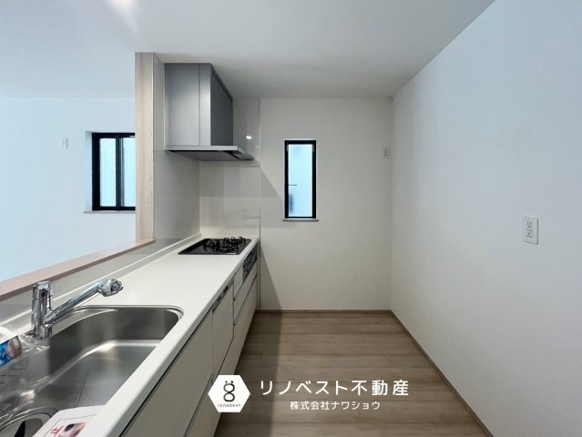 東大阪市西上小阪のキッチン|キッチン背面には、洗面スペースや浴室があり、家事や生活動線を重視する方にはおすすめの間取りです◎