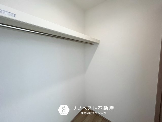 東大阪市西上小阪の収納|ハンガーパイプ付きのウォークインクローゼット♪
嵩張る洋服やお気に入りのコレクションの収納にも便利◎
