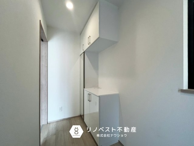東大阪市西上小阪の玄関|全身ミラー付きシューズボックス完備◎
お出掛け前の身だしなみチェックはここでバッチリ◎