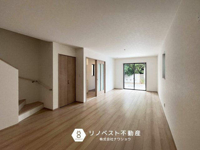 東大阪市西上小阪の居間・リビング|約18.25帖のLDK♪
主採光が南東なので陽当たり良好♪