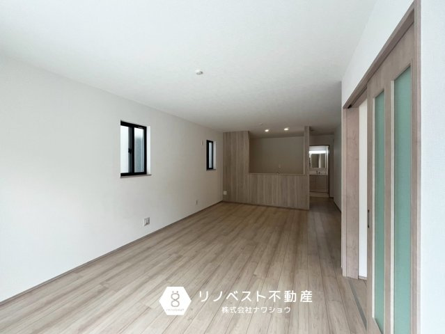 東大阪市西上小阪の居間・リビング|駐車場に通じる掃き出し窓があり、車の荷物の運び込みも楽々♪