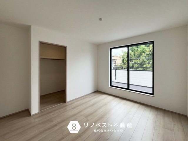 東大阪市西上小阪の洋室|約7.25帖の洋室2階洋室♪
バルコニーに面しており、開放感バッチリ◎ウォークインクローゼットもございます。
