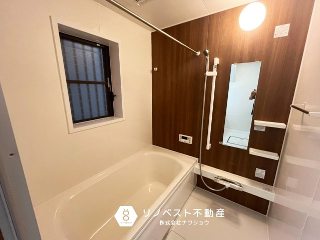 東大阪市水走1丁目の浴室|追い焚き機能付きシステムキッチン♪
小窓付きなので湿気が溜まりません◎