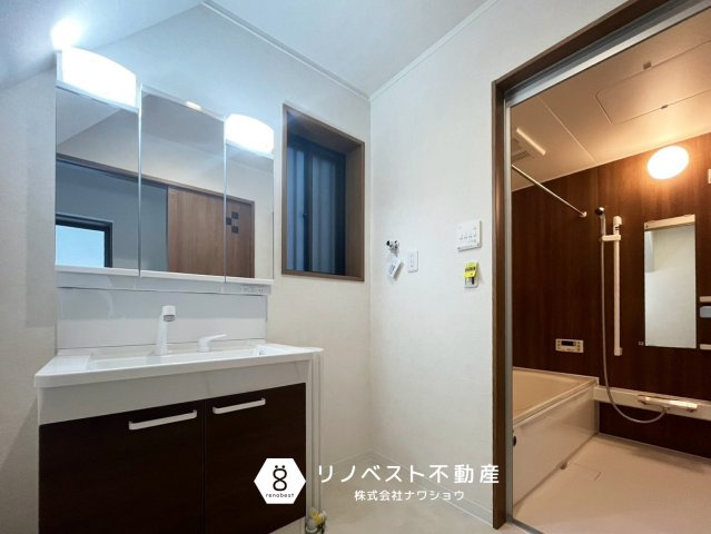 東大阪市水走1丁目の洗面所|三面鏡付き独立洗面台完備◎
ゆとりのある空間です♪