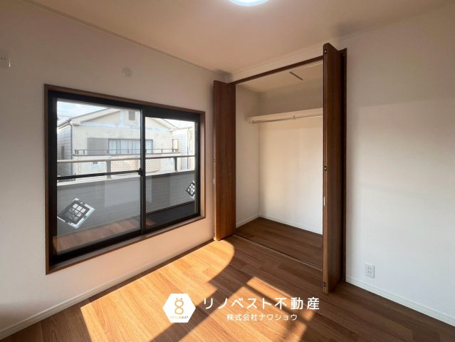 東大阪市水走1丁目の洋室|約4.5帖の3階洋室♪
2面採光で、大きな窓からは太陽光が差し込みます◎
