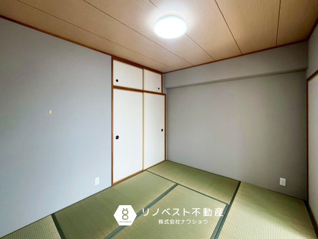 サンメゾン若江岩田の和室|約5.8帖の和室♪
布団収納に便利な押入れ付き◎リビングに面していて、家族の目が届きやすいので、小さなお子様の遊び場としてもおすすめ◎