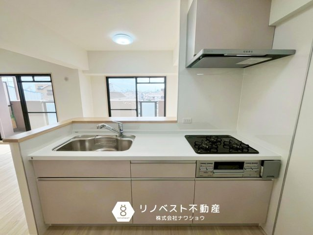 サンメゾン若江岩田のキッチン|リビングダイニングが見渡せるカウンターキッチン◎
3口コンロ+グリル付き♪