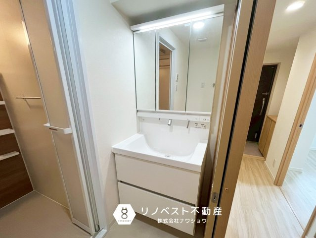 サンメゾン若江岩田の独立洗面台|朝の身支度が捗る、三面鏡付き独立洗面台完備◎
洗面台向かいには洗濯機置場がございます♪