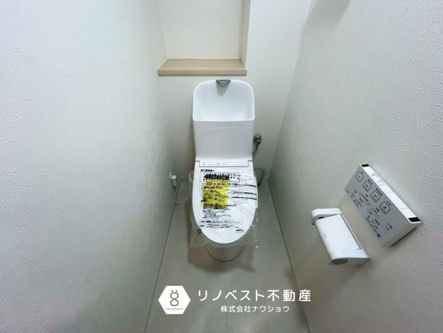 サンメゾン若江岩田のトイレ|温水洗浄機能付きトイレ。
芳香剤やトイレットペーパーが置ける背面棚も便利♪