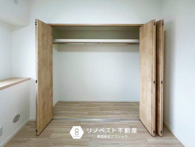 サンメゾン若江岩田の収納|三枚扉なので、開閉も自由自在♪
大きな荷物の出し入れも楽々♪