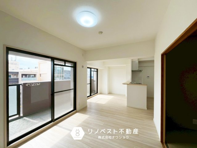 サンメゾン若江岩田の居間・リビング|約14.8帖のLDK♪
西側バルコニーに面しています。開口が大きく開放感バッチリ◎