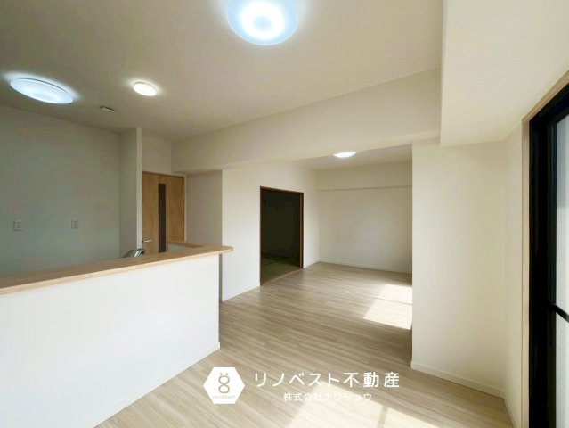 サンメゾン若江岩田の居間・リビング|カウンターキッチンからダイニングスペースの距離が近いので、料理の配膳や食器の片付け等も楽々♪