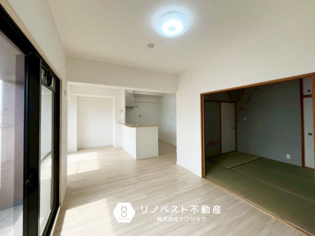 サンメゾン若江岩田の居間・リビング|隣接する和室をリビングの延長としてお使いいただけます◎
引き戸を閉めて、寝室やゲストルームとしてもお使いいただけます。