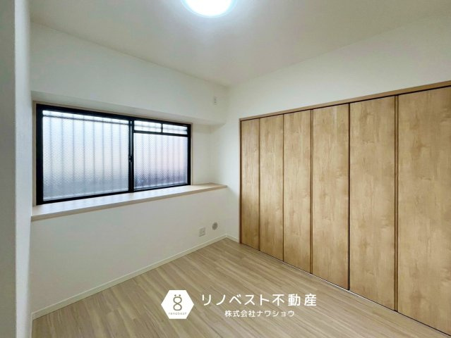 サンメゾン若江岩田の洋室|約5帖の洋室♪
入口正面の壁一面がクローゼットなので、洋服や荷物が多い方も安心の収納力◎
