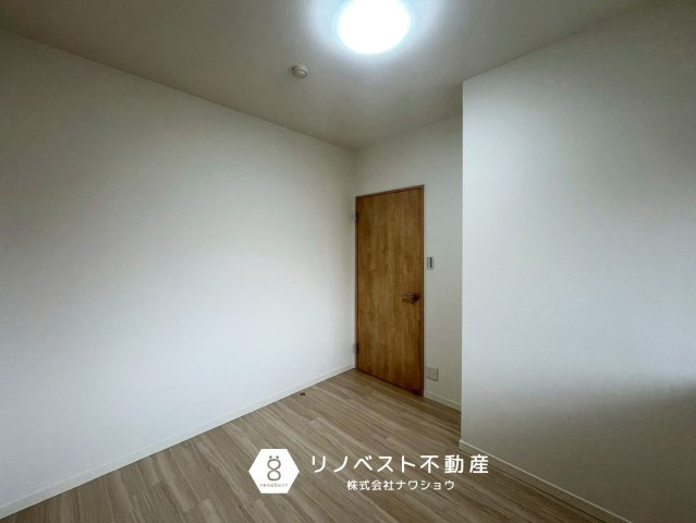 サンメゾン若江岩田の洋室|お子様の勉強部屋兼寝室におすすめ♪
狭すぎず広すぎず、使いやすいお部屋となっております◎