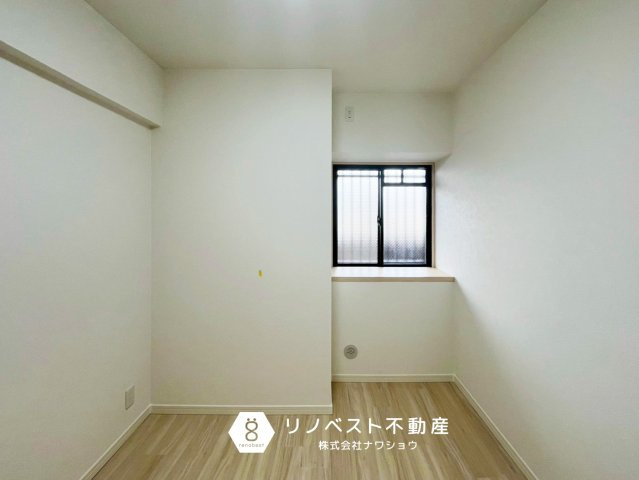 サンメゾン若江岩田の洋室|窓に面した部分にデスクを置いて、書斎としてお使いいただけます◎