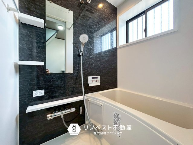 東大阪市玉串元町2丁目の浴室|浴室乾燥機付きの浴室です。
上がる前に冷水で壁紙を流すと石鹸カスや皮脂汚れの付着を簡単に防げます◎