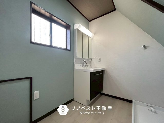 東大阪市玉串元町2丁目の洗面所|コンパクトですが、洗濯機置場もしっかり確保されております◎
※階段下に洗濯パンがございますのでサイズに注意ください！