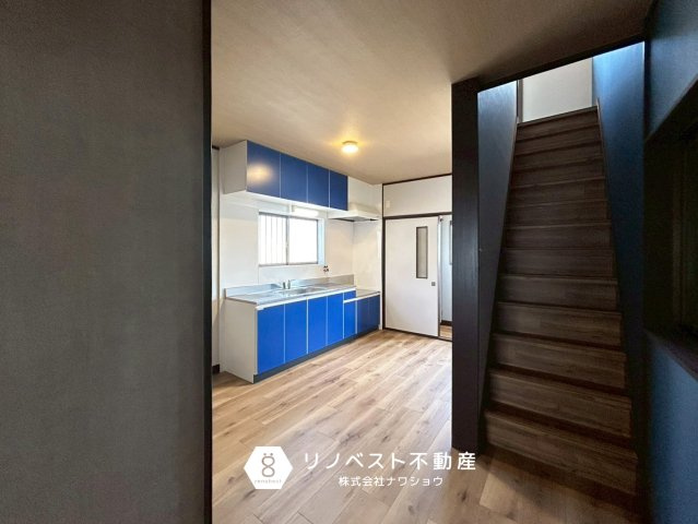 東大阪市玉串元町2丁目のキッチン|リビング階段になってるから家族と自然に顔を合わせる機会が増えます◎