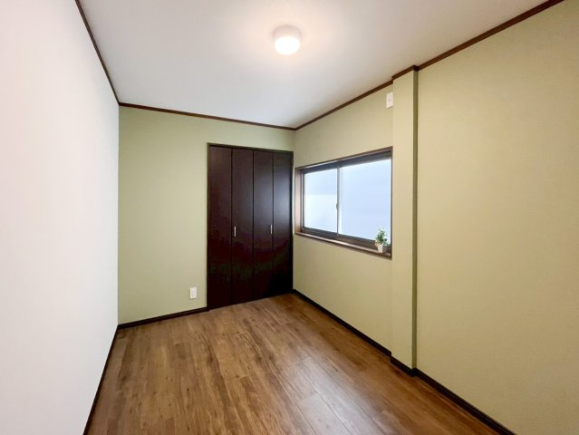 東大阪市末広町の洋室|黄色いアクセントクロスが特徴的。
個性あふれるお部屋が出来上がりそうですね♪