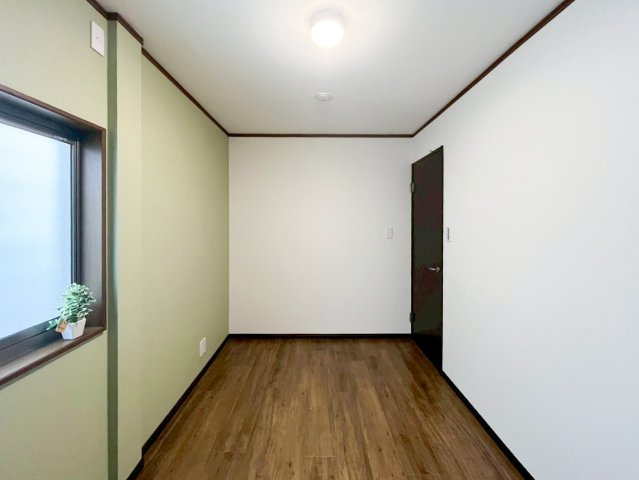 東大阪市末広町の洋室|デスクは窓際に配置すると自然光が入り、照明の電気代を抑えながら作業効率もアップします！