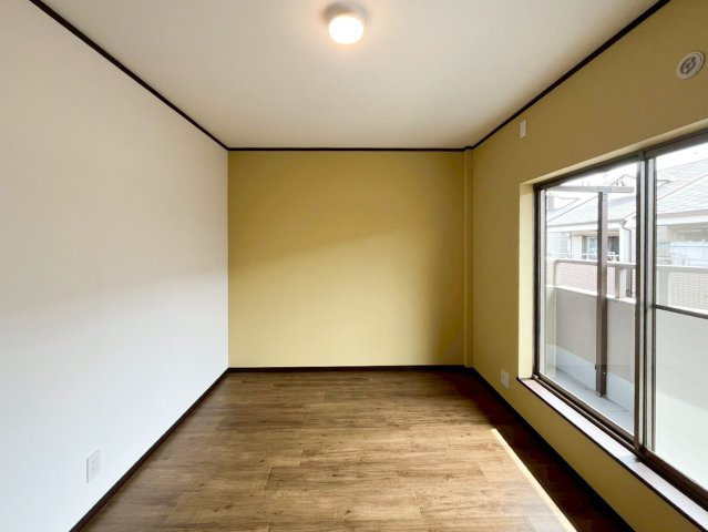 東大阪市末広町の洋室|本棚を隣室との壁際に配置すると、本が吸音材代わりになり音漏れを軽減できます◎