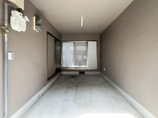 東大阪市末広町の駐車場|ビルトインガレージで雨の日も安心♪
ガレージから直接1階廊下につながります。