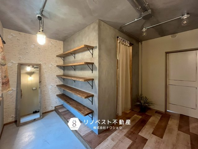 プレジデント東大阪第1棟の玄関|靴好きさんには魅力的な飾れるシューズ棚好き◎
自転車や趣味用品を置いておけるスペースもございます。