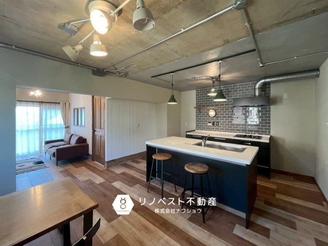 プレジデント東大阪第1棟の居間・リビング|お洒落なアイランドキッチンが印象的♪
お料理好きの方には特におすすめです。