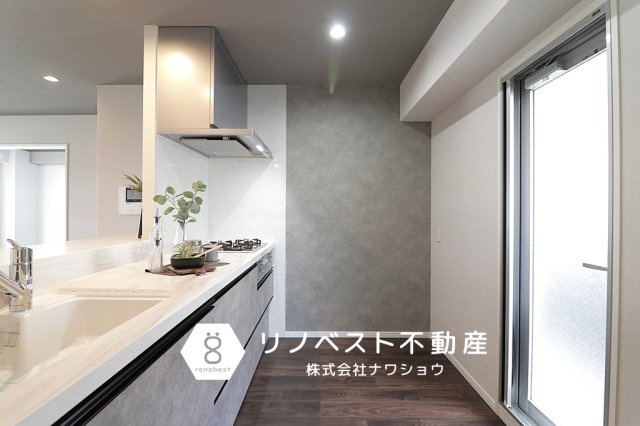 クレール八戸ノ里ソレイユのキッチン|キッチン後ろにはバルコニーへの出入りな扉がございます◎
換気や一時的なゴミ置場に便利♪