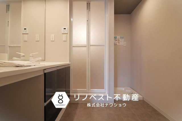 クレール八戸ノ里ソレイユの洗面所|大きなミラーや収納付きの洗面台◎
椅子を置いて座りながらメイクなども可能です♪