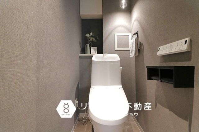 クレール八戸ノ里ソレイユのトイレ|温水洗浄機能付きトイレ。
モダンなクロスがおしゃれで、落ち着きのある空間を演出◎