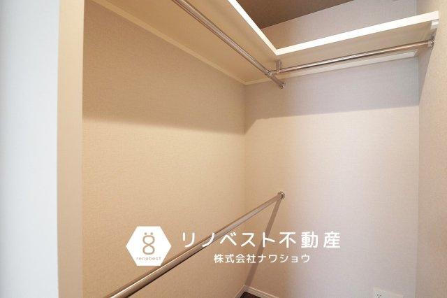 クレール八戸ノ里ソレイユの収納|ハンガーラック付きのウォークインクローゼット。
下段にはボトムスの収納に便利な仕様です◎