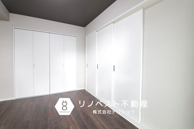 クレール八戸ノ里ソレイユの洋室|約6帖の洋室。
リビングに面しているので、お子様の遊び場や家族団らんのスペースにおすすめ♪