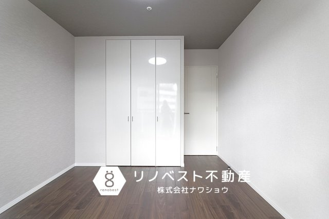 クレール八戸ノ里ソレイユの洋室|約5.5帖の洋室。
白を基調とした建具がおしゃれな空間を演出◎子供部屋におすすめ♪