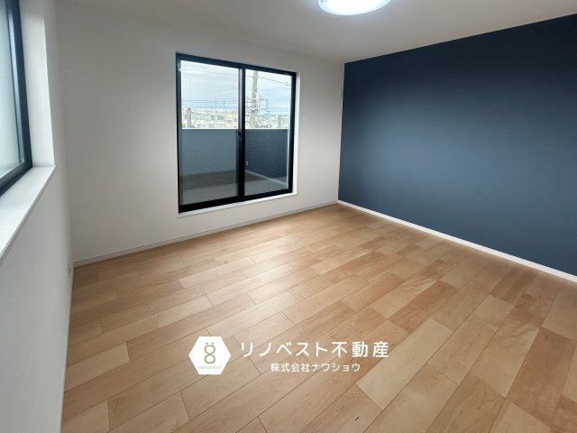 東大阪市中小阪1丁目の洋室|大容量のWICの付いた洋室。バルコニーにも出られる大きなも窓もあり非常に明るい一部屋です！