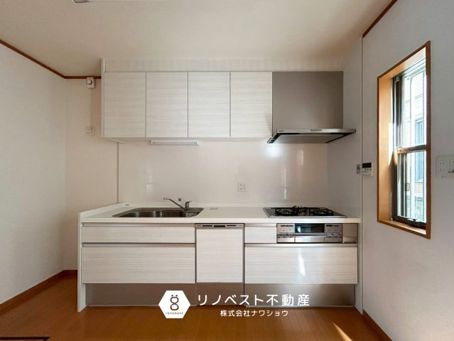 東大阪市花園東町3丁目のキッチン|白を基調とした清潔感のあるシステムキッチン。
食洗機完備で家事の手間も省けます◎収納力もバッチリ◎