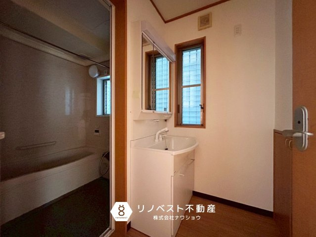 東大阪市花園東町3丁目の洗面所|独立洗面台付きの脱衣場。
洗面台向かい下部には収納スペースがございます♪
