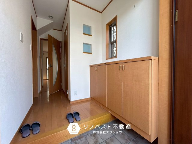 東大阪市花園東町3丁目の玄関|シューズボックス付きの玄関。
木の温かみを感じられる内装ですね◎