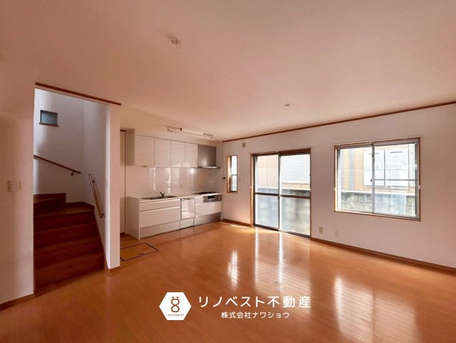 東大阪市花園東町3丁目の居間・リビング|約15帖のLDK！
窓が多く開放感が感じられます◎シンプルな内装で家具家電のレイアウトが楽しめますね♪