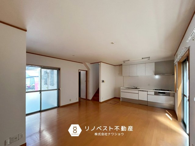 東大阪市花園東町3丁目の居間・リビング|駐車場直通で荷物の出し入れ楽々♪リビング階段は家族の会話が増えますね♪