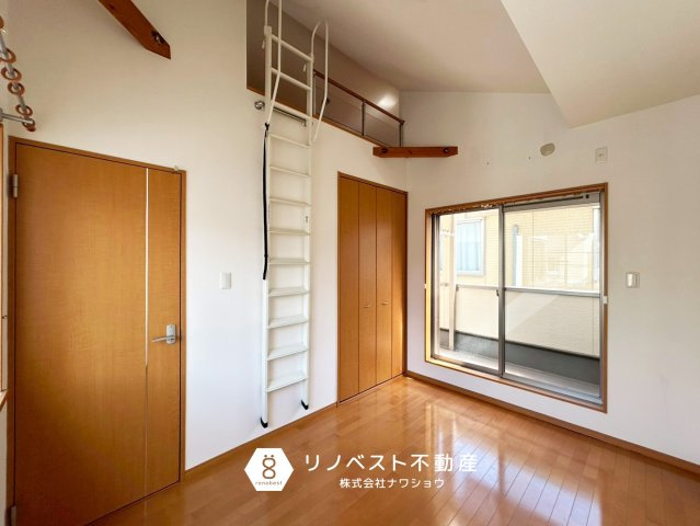 東大阪市花園東町3丁目の洋室|約5.3帖のロフト付き洋室。
ベランダに面しています◎窓が大きく陽当たりバッチリ◎